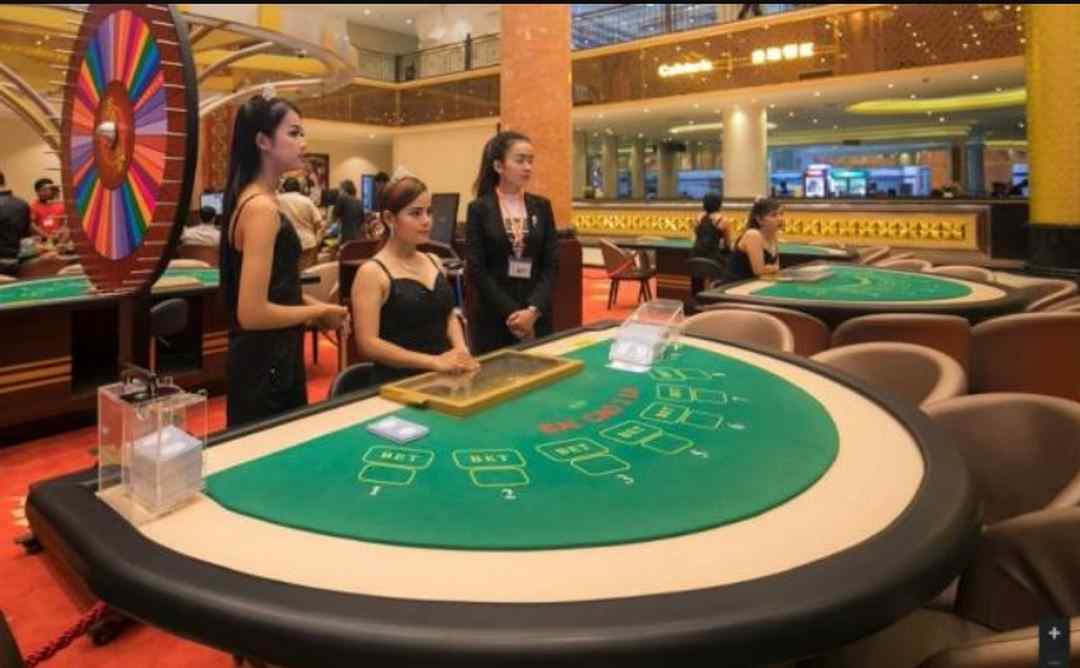 Nhân viên nhiệt tình tư vấn cho du khách tham gia vào casino
